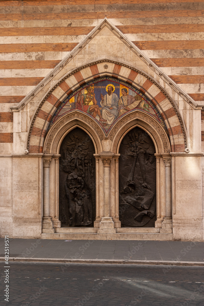 Puerta doble arco iglesia Roma