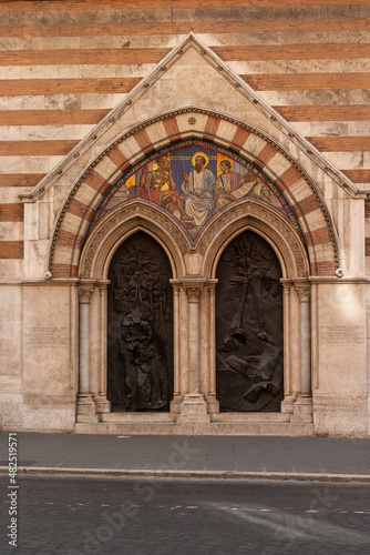 Puerta doble arco iglesia Roma