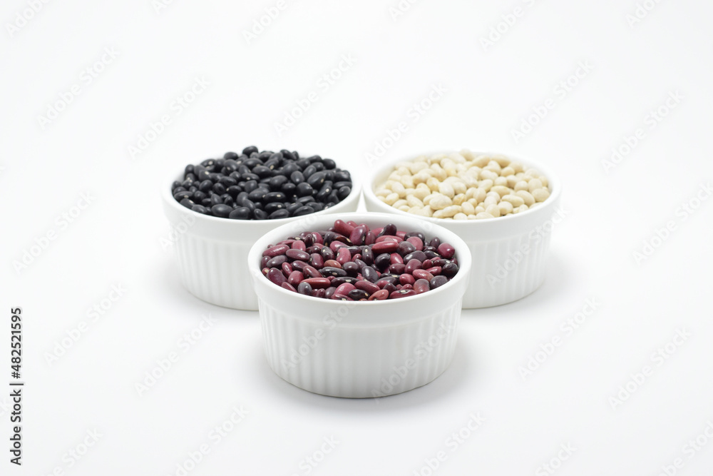 Frijoles negros blancos y rojos dentro de un tazón sobre fondo blanco. Alimento consumido en Guatemala y otros países. Frijoles negros blancos y rojos dentro de un tazón sobre fondo blanco. Alimento consumido en Guatemala y otros países.