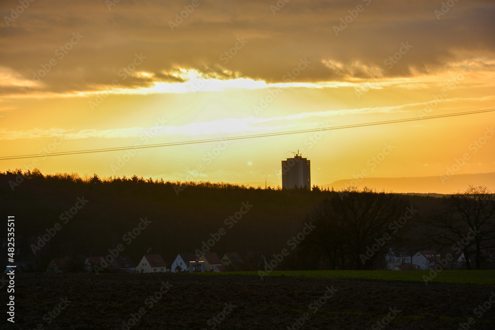 Blaues Hochhaus in Schweinfurt im Sonnenaufgang bei goldener Stunde