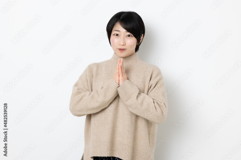 短い髪の日本人女性