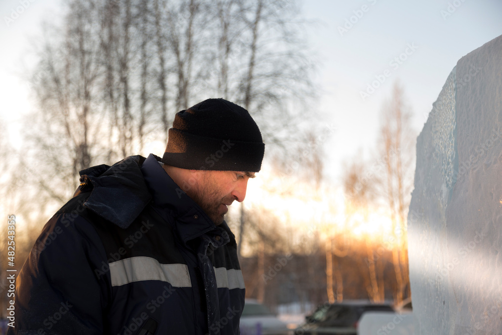 Naklejka premium Worker on the installation of an ice panel