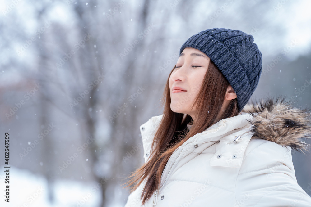 雪の中にいる女性(冬・横顔)
雪の中にいる女性(冬・横顔)