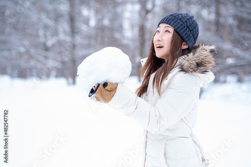 雪合戦をする女性（冬・笑顔）
