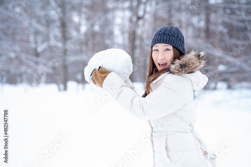 雪合戦をする女性（冬・笑顔）
