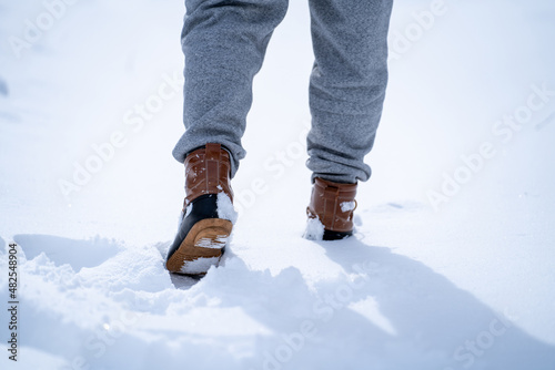 雪道を歩く（雪靴） 