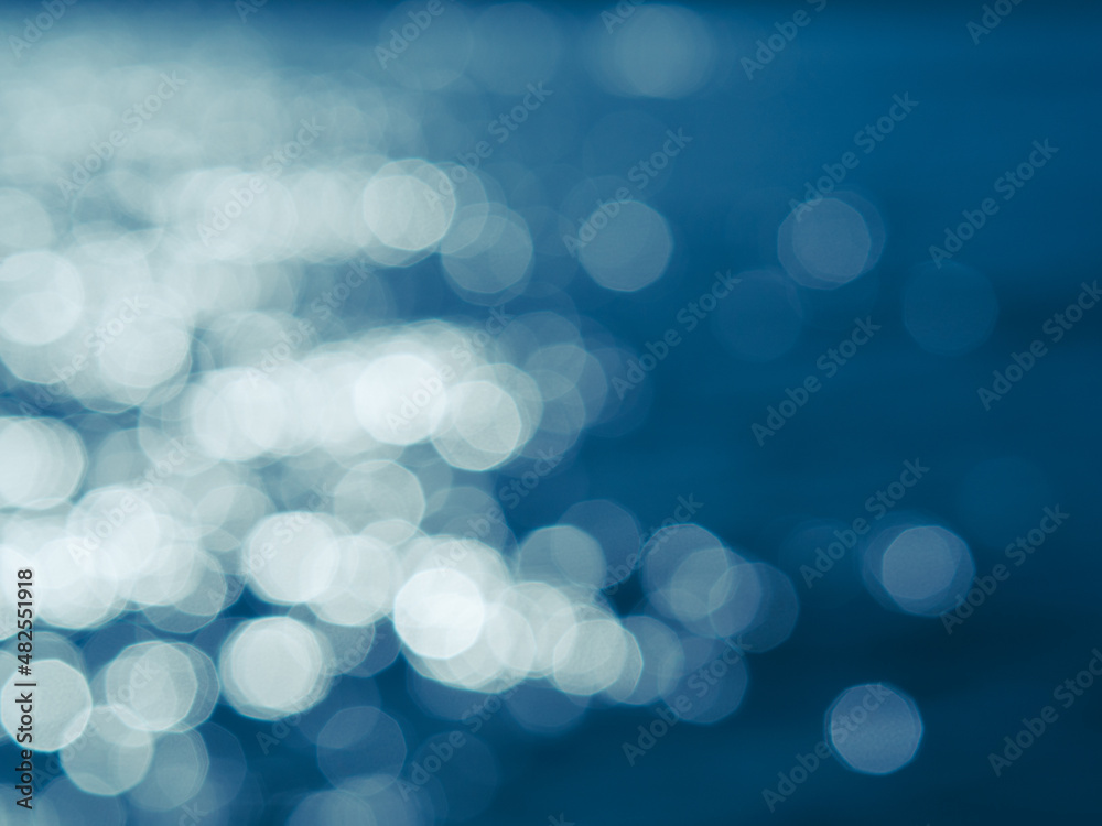 ピントを外した水面の輝き