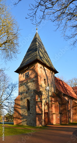 Historische Kirche im Winter in der Stadt Munster, Niedersachsen
