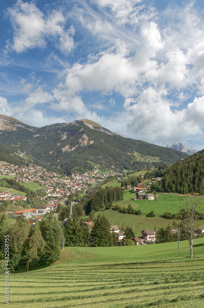 Blick ins Grödnertal bei Sankt Ulrich (Ortisei),Südtirol,Italien