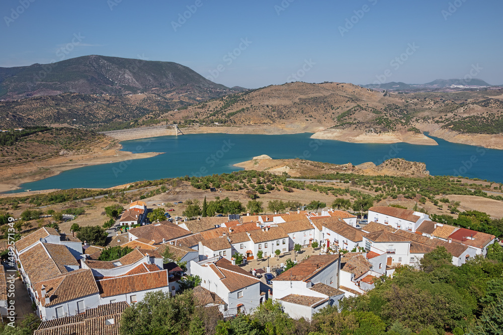 The white houses of Zahara de la Sierra with the reservoir in the background