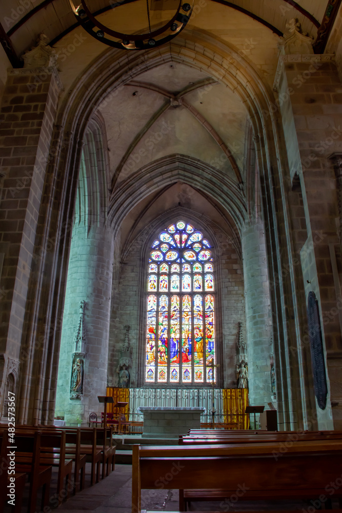 Quimperlé. Autel et vitrail de l'église Notre-Dame. de l'Assomption. Finistère. Bretagne