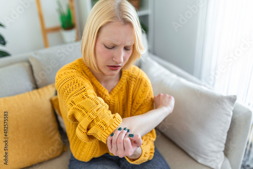 Photography Blond woman with arm pain