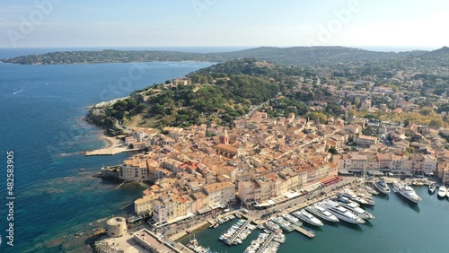 Fototapeta Naklejka Na Ścianę i Meble -  survol du port de Saint-Tropez sur la french Riviera dans le Var, sud de la France