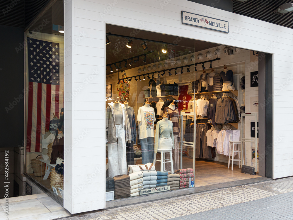 Foto de VALENCIA, SPAIN - JANUARY 24, 2022: Brandy Melville is a European  clothing and fashion accessories brand do Stock | Adobe Stock
