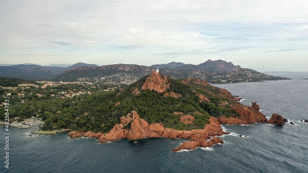 Fototapeta premium survol de cap Esterel de l'île d'Or et du cap Dramont, côte d'Azur, french riviera