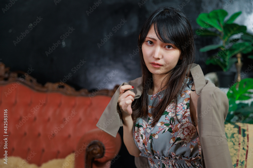 Fototapeta premium 日本人女性 ソファー 黒背景