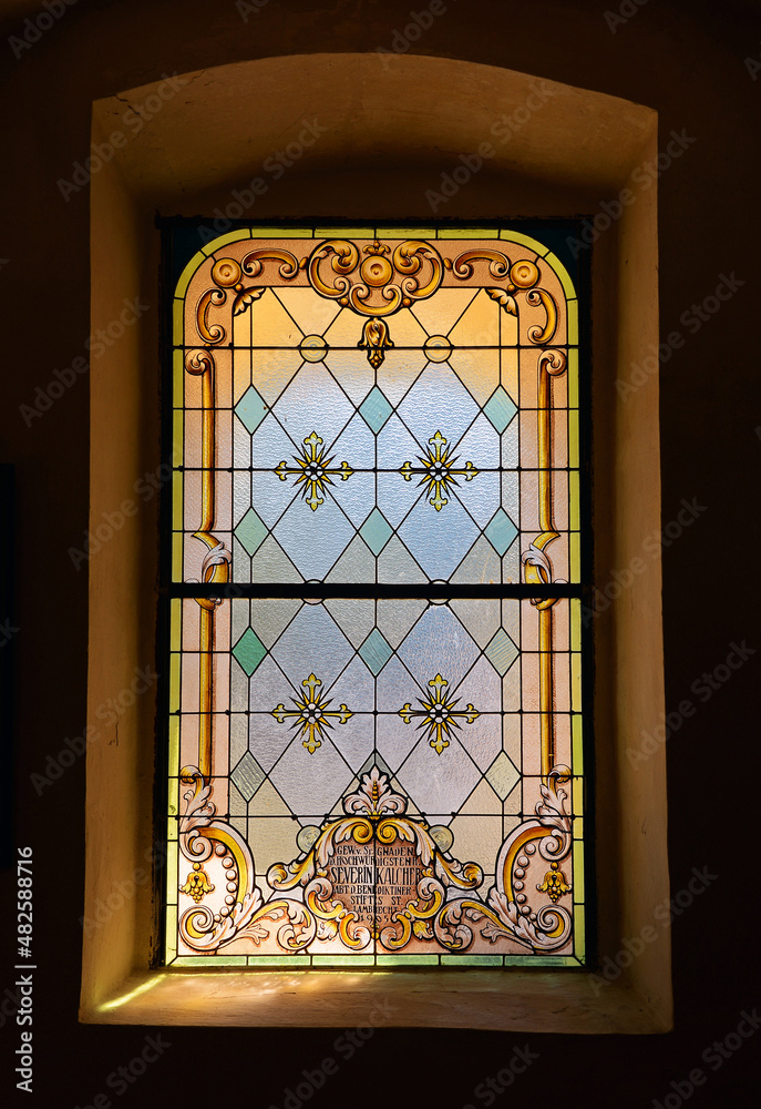 Prachtvolles Bleiglasfenster in der Stiftskirche Ossiach am See