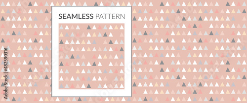 Motif répétitif  seamless, petits triangles de couleurs douces sur fond rose nu poudré, papier cadeau emballage packaging, impression textile et scrapbooking