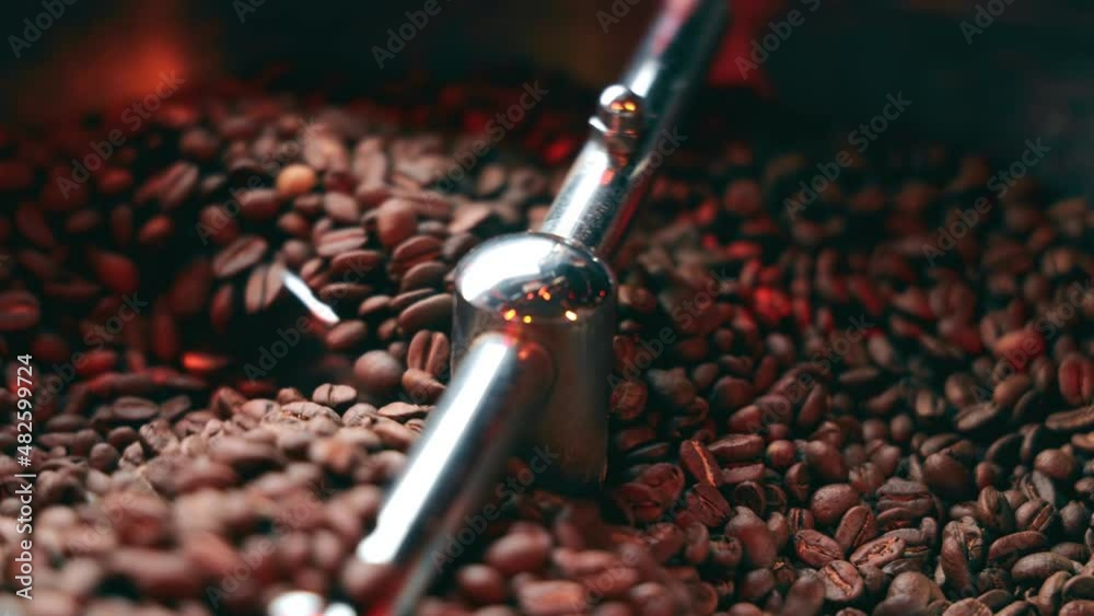 Roasted coffee beans are cooled by rotating. Stirring roasted coffee beans.