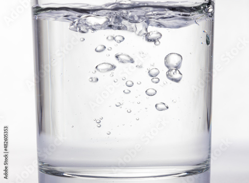 Fotografía Closeup of transperent glass of water and bubbles in it as a backgruond