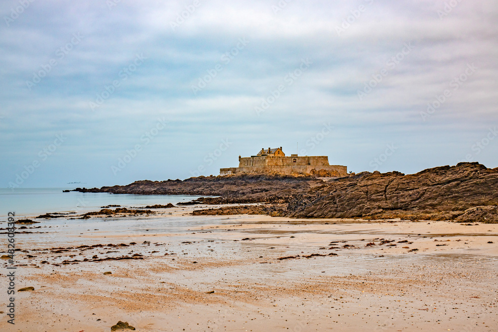 saint malo and dinard in french channel - obrazy, fototapety, plakaty 