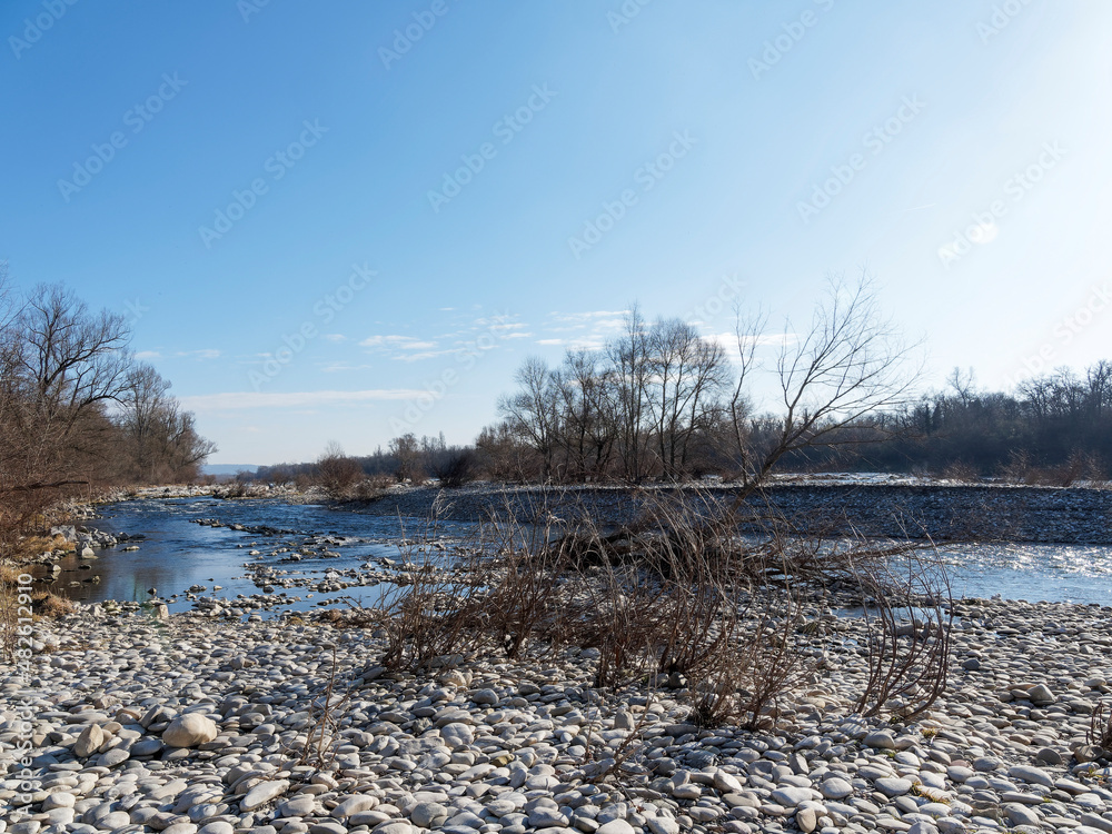 Isteiner Schwellen bei Istein. Stromschnellen zwischen felsiger Durchgang im Altrhein Isteiner Schwellen bei Istein. Stromschnellen zwischen felsiger Durchgang im Altrhein