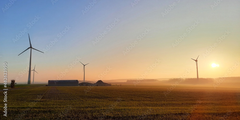 Obraz premium éoliennes au lever du soleil dans la campagne