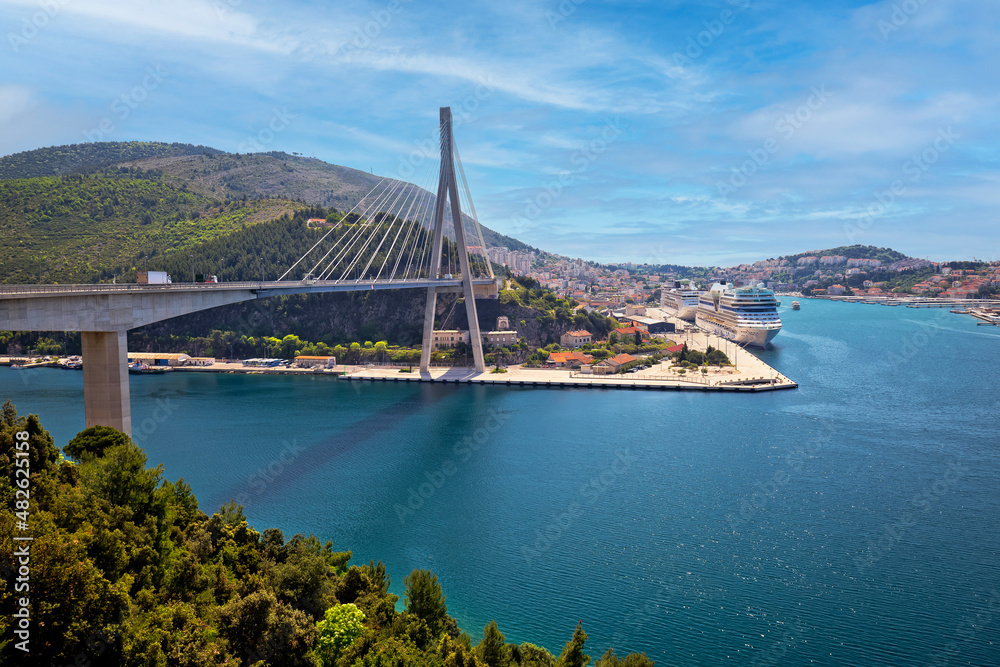 Fototapeta premium Dubrovnik Franjo Tudjman bridge and harbor view