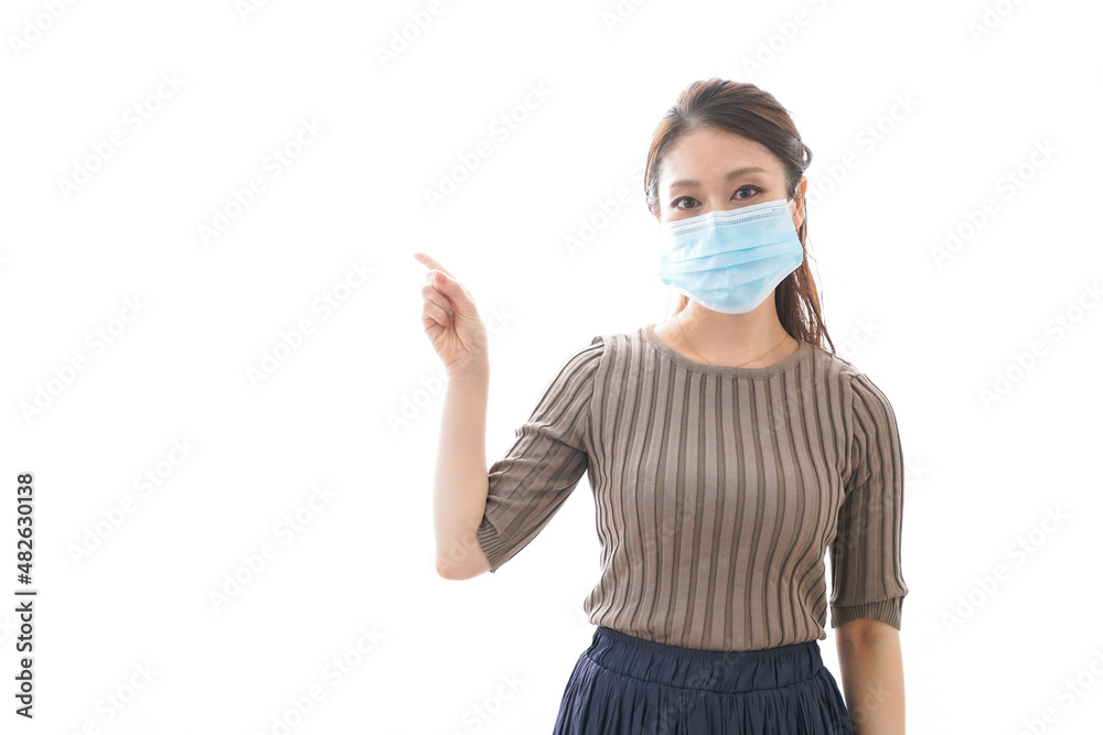 体調に不安を感じる若い女性