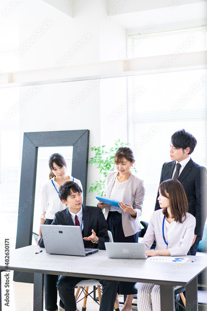 楽しくオフィスで働くビジネスパーソン 楽しくオフィスで働くビジネスパーソン