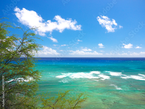 ハワイ、オアフ島、ダイヤモンドヘッドロードから見る海