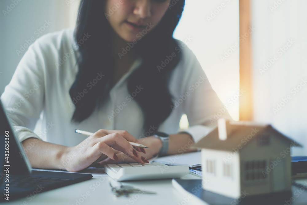 Φωτογραφία Asian Business woman or broker checking contract agreement paper with customer to sign contract