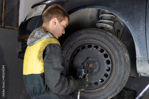 Wallpaper Mural Vulcanizer, changes the tires on the car,substitution of season rubber on machine Torontodigital.ca