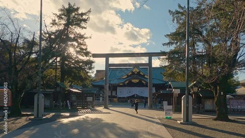 冬の晴天　靖国神社　中門鳥居　拝殿