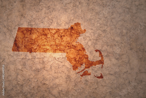Fotografiet map of massachusetts state on a old vintage crack paper background