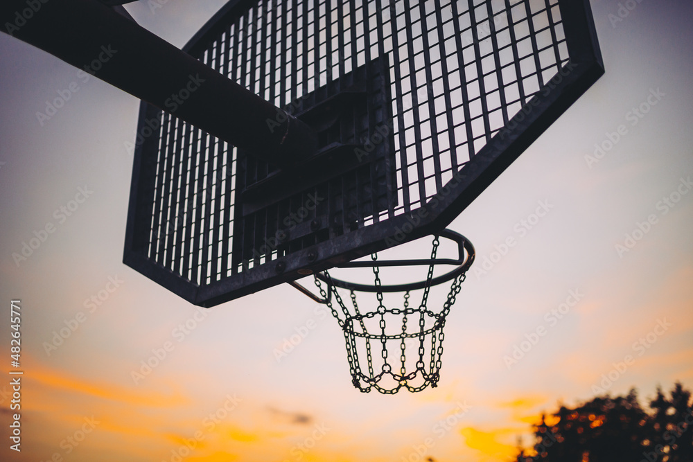 Basketball Korb im Sonnenuntergang Basketball Korb im Sonnenuntergang