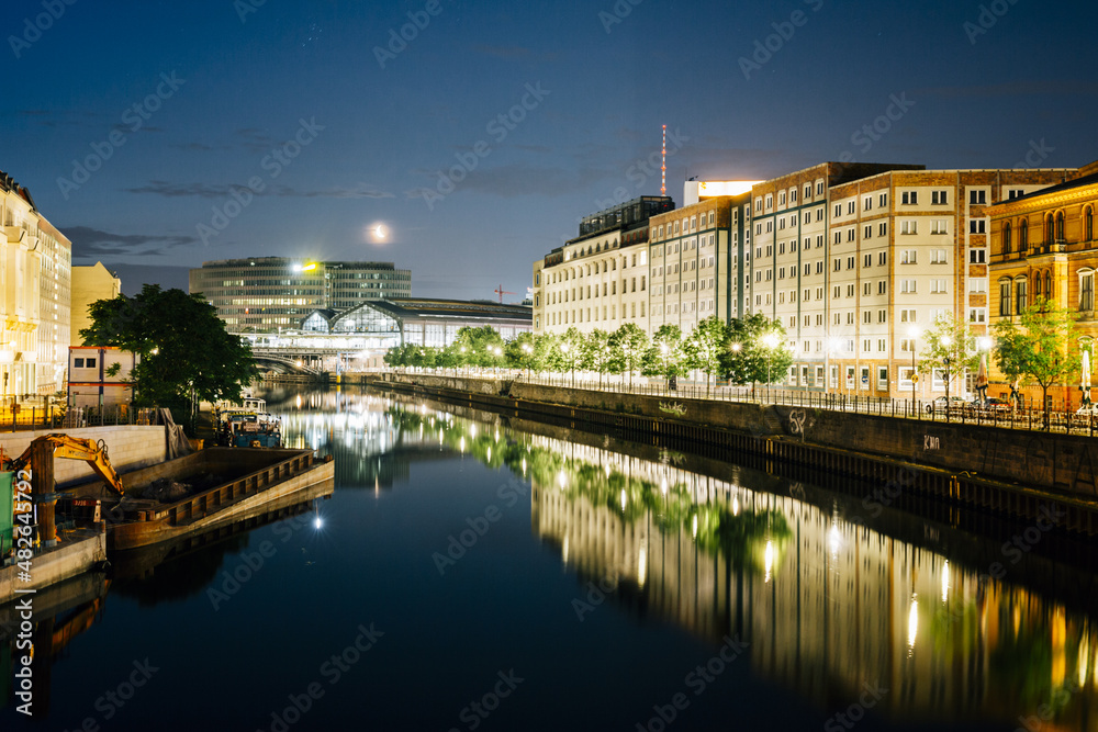Obraz premium Berlin Spree bei Nacht