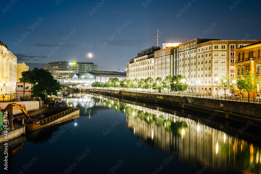 Berlin Spree bei Nacht