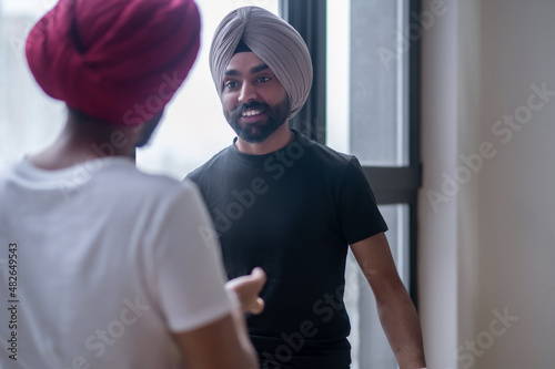 Schilderij op canvas Two men in turbans talking and looking involved