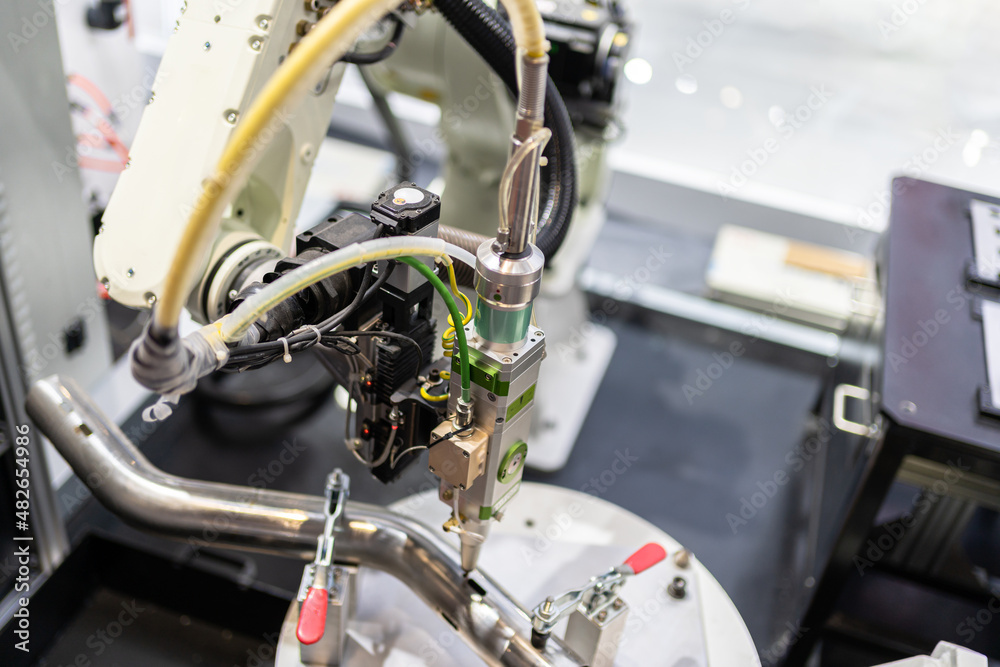 Obraz premium robot arm working in factory