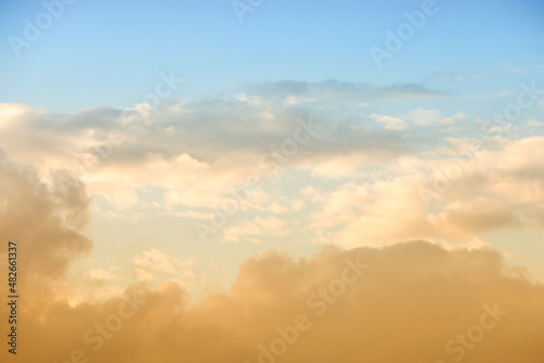Blue sky and white clouds © Oran Tantapakul