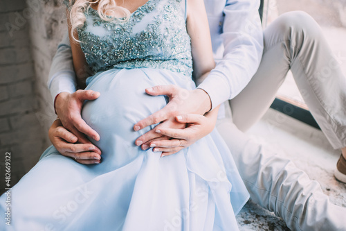 Fotografie young couple gently touch the tummy of the expectant mother