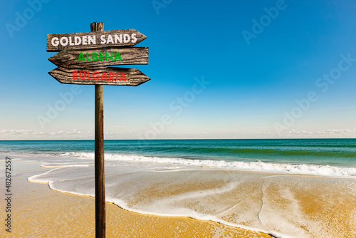 Schild am Sandstrand von Goldstrand an der Bulgarischn Schwarzmeerküste