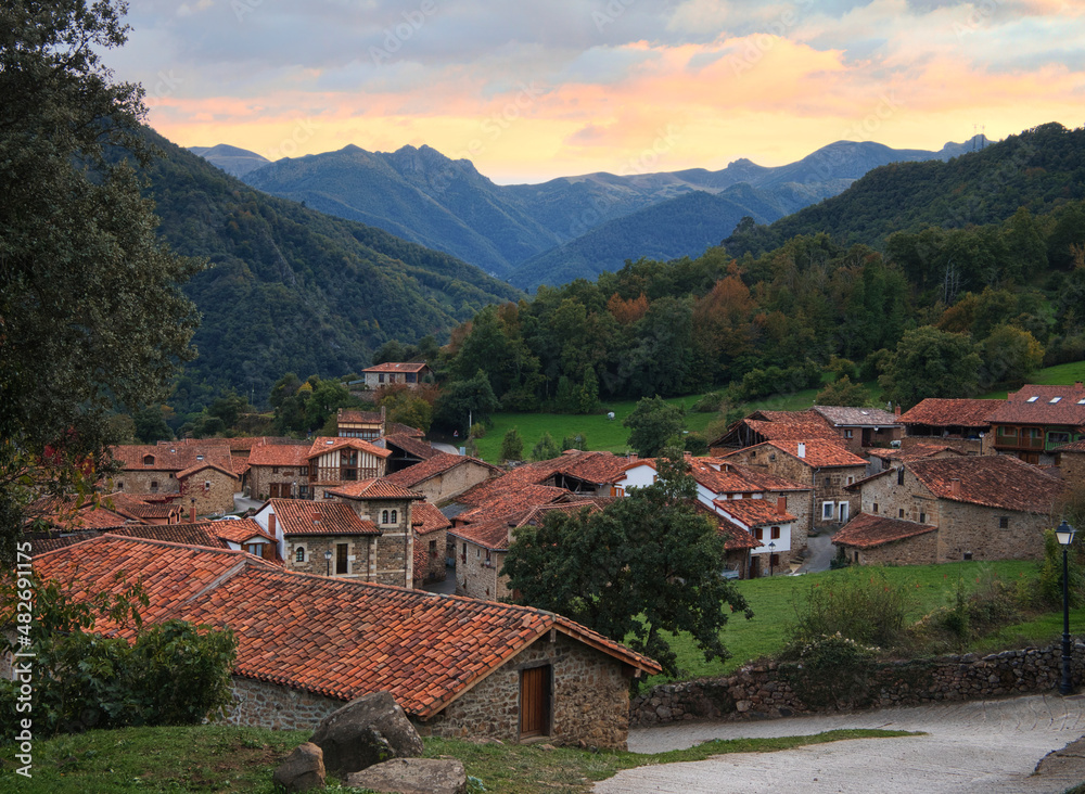 vista panorámica de la localidad de Mogrovejo, clasificados uno de los pueblos mas bonitos de España. Cantabria, España.