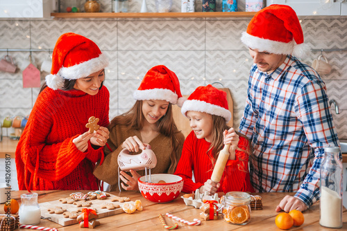 Obraz na płótnie Happy family bake cookies for Christmas w salonie