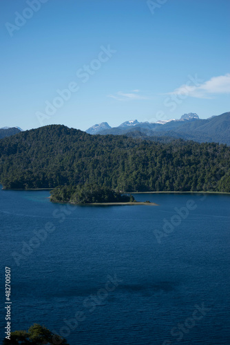 lago de agua color azul y celeste con arboles y montaña