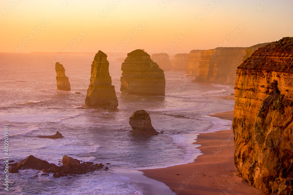 Naklejka premium A sunset view of the 12 apostles in Australia