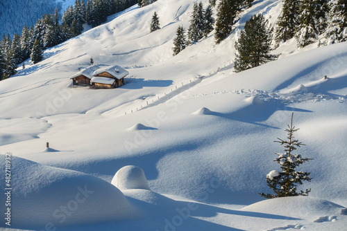Skihütten in einer herrlichen Winterlandschaft in Tirol Österreich