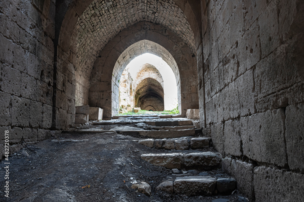 Obraz na płótnie The gothic cloisters inside the crusader castle of Krak Des Chevaliers, Syria w salonie