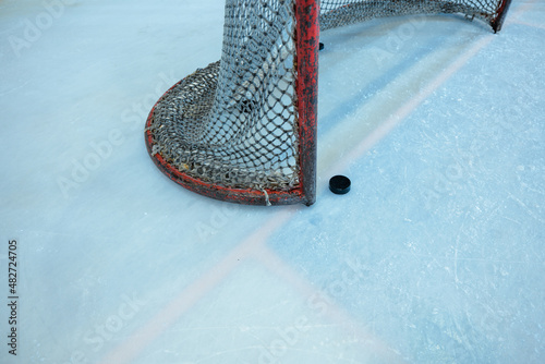 Canvas Print Hockey puck in front of goal and red line